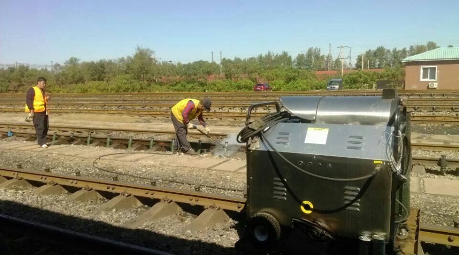 Railway equipment oil cleaning machine